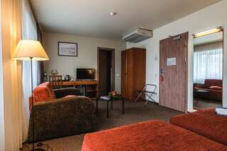 Отель Liva Hotel Лиепая Двухместный номер бизнес-класса с 1 двуспальной или 2 отдельными кроватями, доступ в тренажерный зал-4