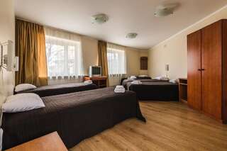 Отель Liva Hotel Лиепая Бюджетный двухместный номер с 2 отдельными кроватями, общей ванной комнатой и правом посещения тренажерного зала-1