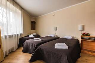 Отель Liva Hotel Лиепая Бюджетный двухместный номер с 2 отдельными кроватями, общей ванной комнатой и правом посещения тренажерного зала-2